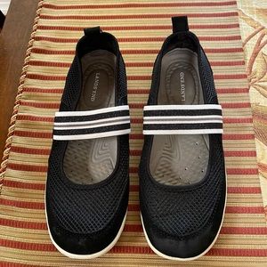 Lands End Women’s Black Slip on Mary Jane Water Sz 8.See pic of front for marks
